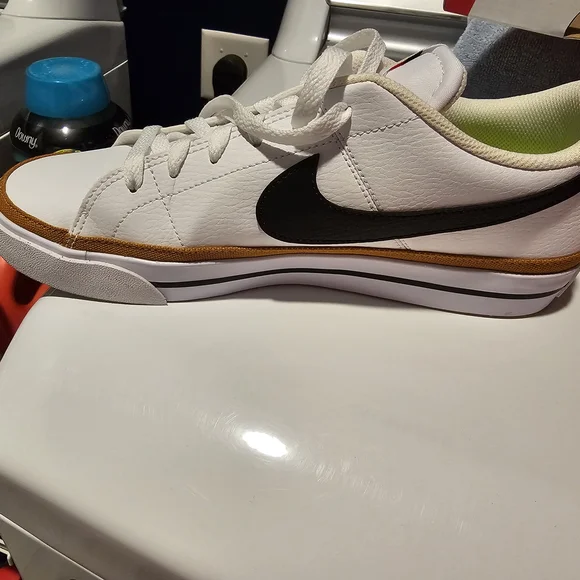 Nike White and Black Sneakers Women's Size 10.5 - Picture 2 of 5